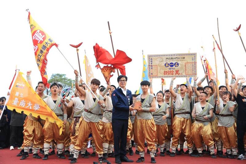 全國創作宋江陣頭大賽經過激烈比賽，由臺南大學抱回冠軍獎盃，高雄市長陳其邁頒發王者之璽及冠軍旗。（記者王榮祥翻攝）