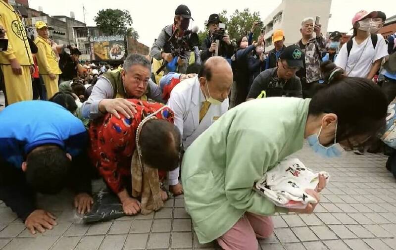 彰化秀傳醫護人員手拿陳家小姊姊的衣物，等到白沙屯媽祖來加持。（資料照，民眾提供）