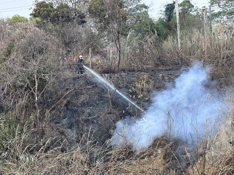 不要再燒了！彰化縣公墓一天29起火災 操翻打火兄弟