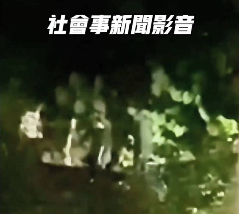 雙方昨晨在文山區福興路爆發鬥毆。(取自社會事新聞影音)<h4>☆飲酒過量 有害健康 禁止酒駕☆</h4>
雙方昨晨在文山區福興路爆發鬥毆。(取自社會事新聞影音)<h4>☆飲酒過量 有害健康 禁止酒駕☆</h4>
