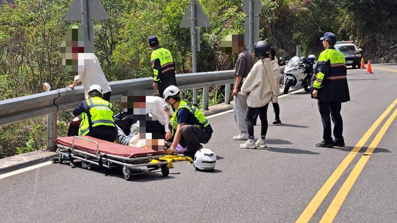 一輛機車在中橫公路過彎疑似失控自撞護欄，後座乘客吳男被拋出摔落邊坡約30公尺今宣告不治。（新城警分局提供）