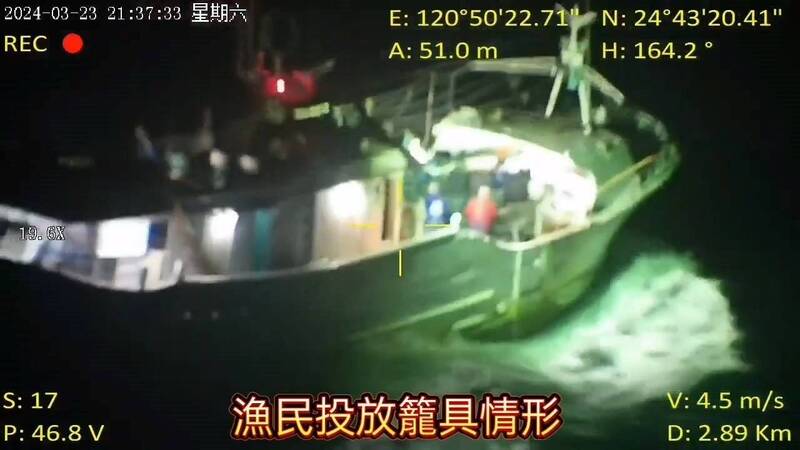 海巡署中部分署第四巡防區指揮部啟動無人機於龍鳳漁港外距岸約2浬處海域,發現一艘漁船違規實施籠具作業,立即進行空中蒐證,全案後續將依法函送苗栗縣政府裁處。(海巡署中部分署第四巡防區指揮部提供) 海巡署中部分署第四巡防區指揮部啟動無人機於龍鳳漁港外距岸約2浬處海域,發現一艘漁船違規實施籠具作業,立即進行空中蒐證,全案後續將依法函送苗栗縣政府裁處。(海巡署中部分署第四巡防區指揮部提供)