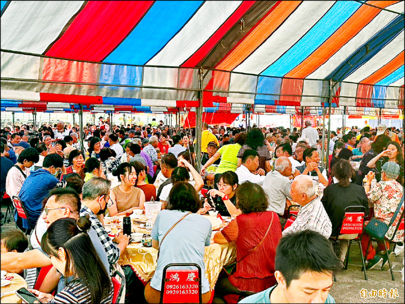 台南市定民俗「忠順聖王會食祖佛酒迎陳聖祖」，各地陳姓宗親陸續前往歸仁八甲里祭祖，餐會聯誼席開133桌。（記者劉婉君攝）