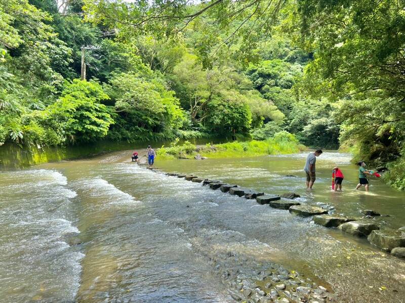 不少家長會帶孩子到雙流國家森林遊樂園區內的第一涉水區戲水兼觀察生態。（林業保育署提供）