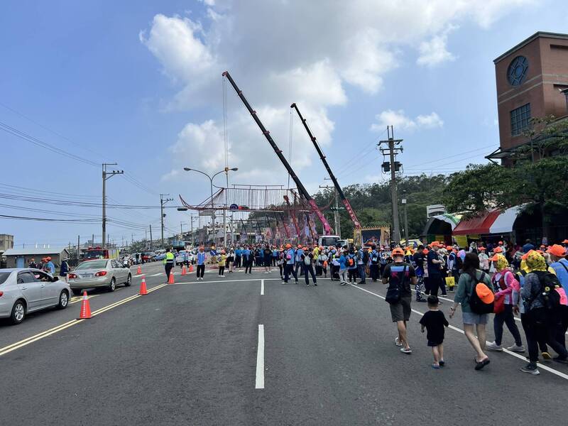 白沙屯媽祖回鑾，18輛高空吊車恭迎媽祖。（民眾提供）