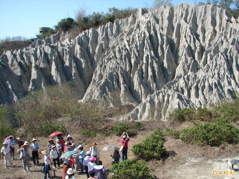 高雄彌陀區漯底山擁有豐富惡地地形，假日常吸引大批遊客前往休閒踏青。（記者蘇福男攝）