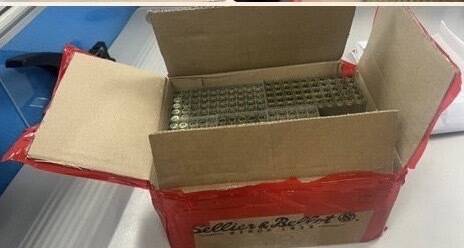 民眾在林口警分局前方撿到1200顆空彈殼。(記者陸運鋒翻攝) 民眾在林口警分局前方撿到1200顆空彈殼。(記者陸運鋒翻攝)