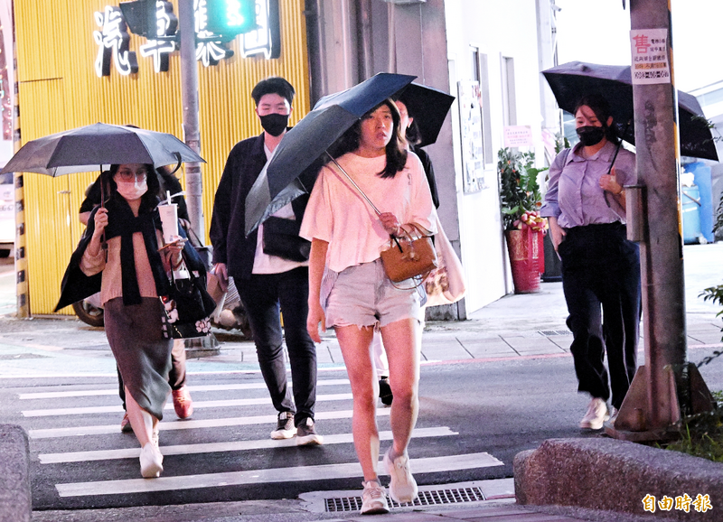 中央氣象署預報，明天鋒面通過及東北季風增強，北部及東半部地區轉為有短暫陣雨的天氣。（資料照）