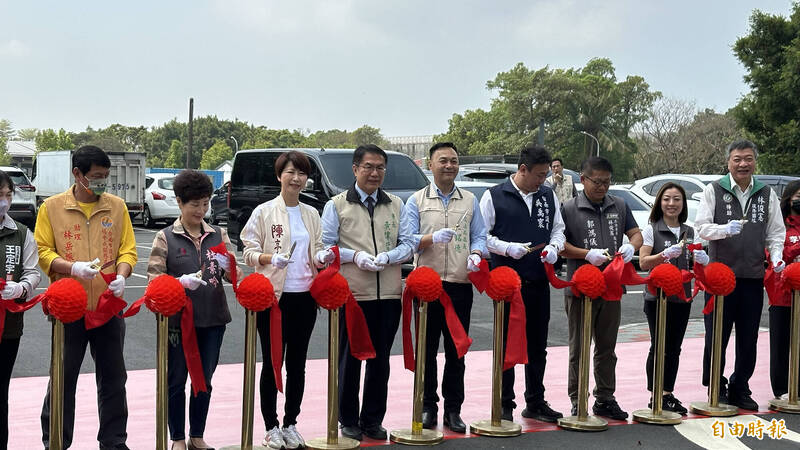 台南二空新城停二停車場由台南市長黃偉哲(左4)剪綵啟用。(記者劉婉君攝) 台南二空新城停二停車場由台南市長黃偉哲(左4)剪綵啟用。(記者劉婉君攝)