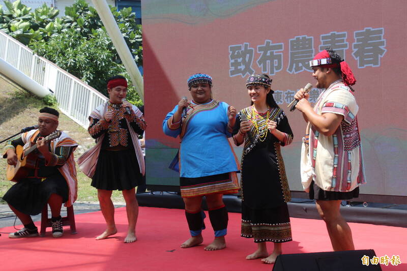 台東縣原住民族部落大學今天舉辦開學典禮,安排原住民表演。(記者黃明堂攝) 台東縣原住民族部落大學今天舉辦開學典禮,安排原住民表演。(記者黃明堂攝)