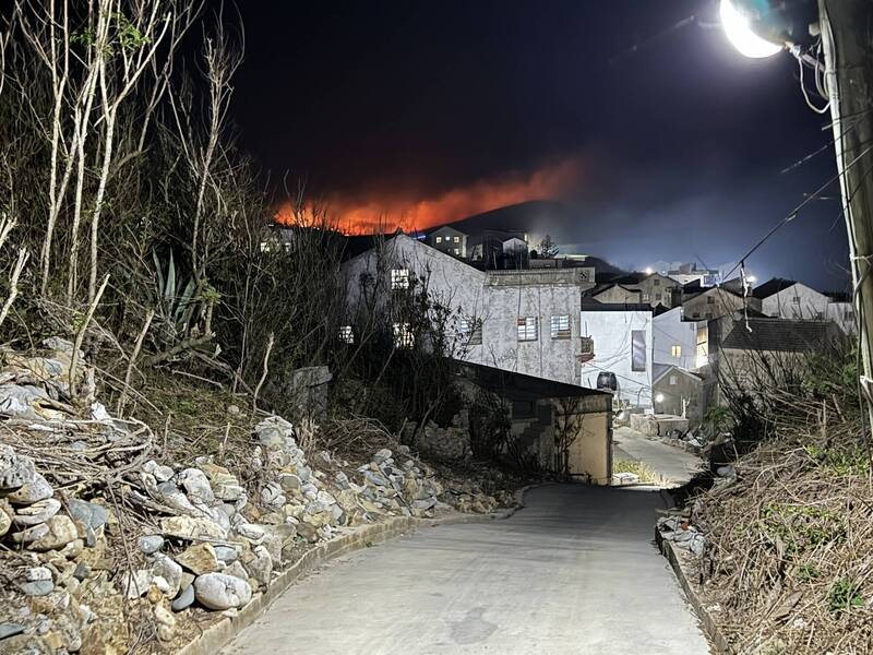 花嶼火警接近聚落區,部份居民先行撤離。(民眾提供) 花嶼火警接近聚落區,部份居民先行撤離。(民眾提供)