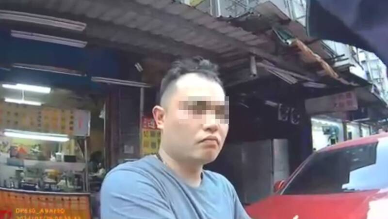 酒駕的陳男撞倒13輛機車後逃逸,被正在後方巡邏的警方攔下。(記者陸運鋒翻攝) 酒駕的陳男撞倒13輛機車後逃逸,被正在後方巡邏的警方攔下。(記者陸運鋒翻攝)
