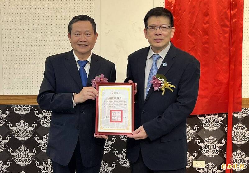 國立金門大學「國家考試電腦化測驗認證合格試場」啟用,考選部部長許舒翔(左)贈送感謝狀,由金大校長陳建民(右)代表接受。(記者吳正庭攝) 國立金門大學「國家考試電腦化測驗認證合格試場」啟用,考選部部長許舒翔(左)贈送感謝狀,由金大校長陳建民(右)代表接受。(記者吳正庭攝)