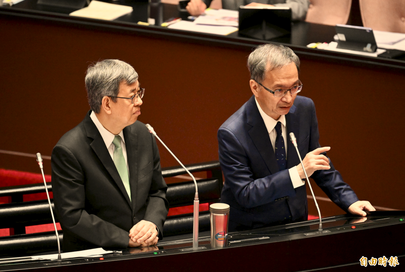 立法院26日繼續進行施政總質詢,行政院長陳建仁(左)、衛福部長薛瑞元(右)列席答詢。 (記者羅沛德攝) 立法院26日繼續進行施政總質詢,行政院長陳建仁(左)、衛福部長薛瑞元(右)列席答詢。 (記者羅沛德攝)