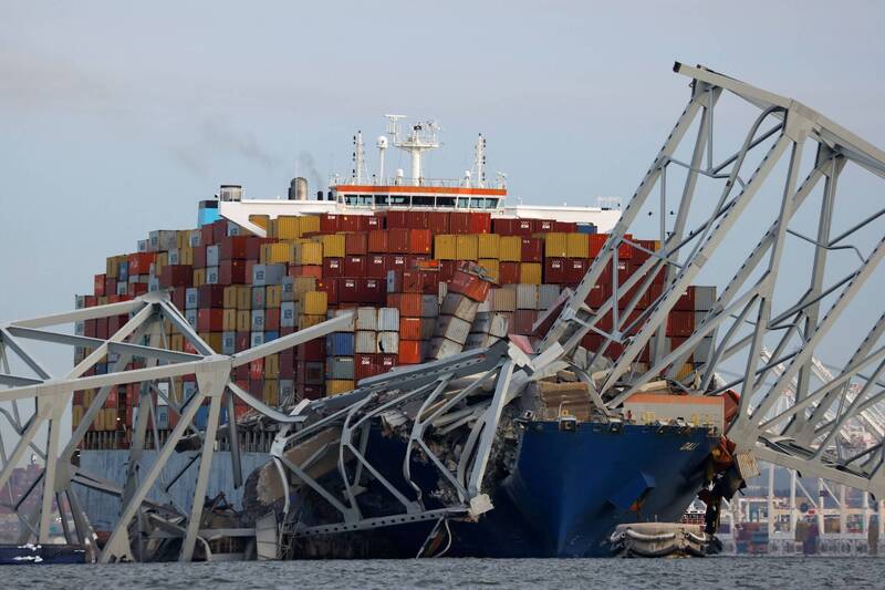 被货船撞断的美国巴尔的摩「法兰西斯史考特基大桥」，断裂位置几乎横断整个巴尔的摩港的入港水道。（路透）(photo:LTN)