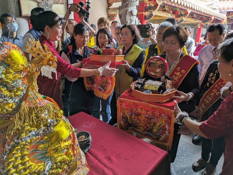 彰化南瑤宮笨港進香今天抵達嘉義縣新港鄉笨港天后宮，彰化縣長王惠美、彰化市長林世賢夫人高德耘等人恭謹地為媽祖換穿龍袍，完成傳衍已200多年歷史的神聖溫馨儀式。（圖由彰化市公所提供）