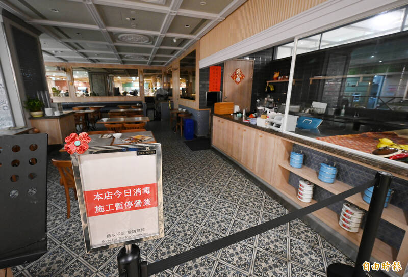 「寶林茶室」信義A13店，傳出顧客食物中毒不治事件，北市衛生局昨晚勒令業者停業調查，店內已掛出消毒停業的告示牌！（記者田裕華攝）