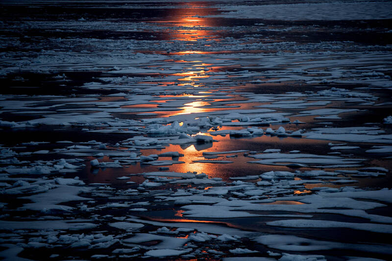 加拿大北极群岛海冰与永昼期间的午夜阳光。（美联社档案照）(photo:LTN)