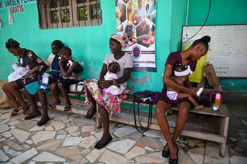 海地首都太子港最大贫民窟太阳城黑帮猖獗，当地妈妈带着营养不良的孩子涌入社区诊所，当成避难所。（法新社档案照）(photo:LTN)