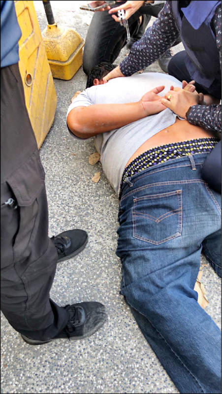 台南歸仁李姓角頭住家大門遭槍擊,歸仁警方逮捕鄭姓槍手等四嫌。(警方提供) 台南歸仁李姓角頭住家大門遭槍擊,歸仁警方逮捕鄭姓槍手等四嫌。(警方提供)