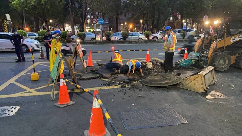 高雄市三民區民族一路、寶鼎街口,今下午出現機車道路面疑似爆裂情況,周邊逾8百戶停電。(台電提供) 高雄市三民區民族一路、寶鼎街口,今下午出現機車道路面疑似爆裂情況,周邊逾8百戶停電。(台電提供)