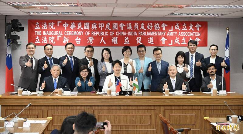 立委羅廷瑋、麥玉珍等人29日舉行「立法院新台灣人權益促進會」成立大會。 (記者羅沛德攝) 立委羅廷瑋、麥玉珍等人29日舉行「立法院新台灣人權益促進會」成立大會。 (記者羅沛德攝)