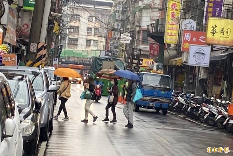 基隆孝三路民眾違規穿越馬路，易發生行人交通事故。（記者盧賢秀攝）