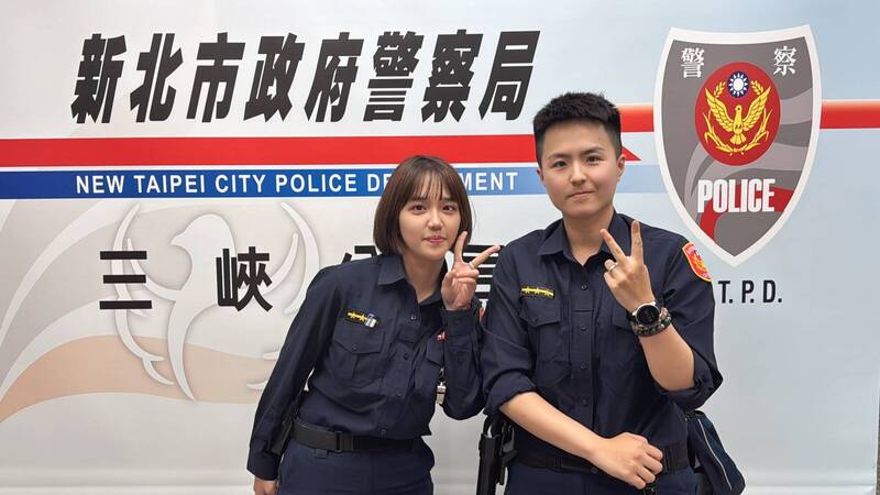 新北市三峽連姓嫌犯持刀當街挾持前女友，三峽所女警高依倩衝上前壓制逮捕連嫌，起出兇刀，依法送辦羈押，社區住戶感謝解除一顆未爆彈。（記者吳仁捷翻攝）