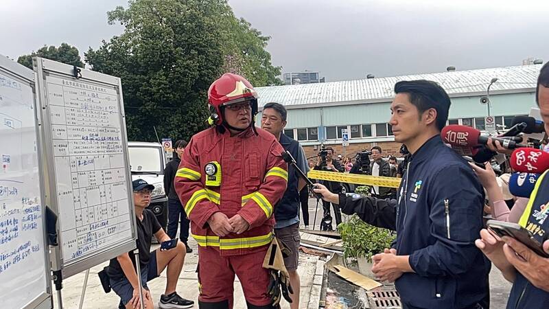 台北市長蔣萬安今天下午到士林區福港街工地倒塌處。（北市府提供）