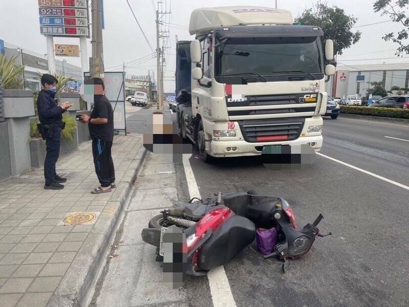 圖為車禍現場。（讀者提供）