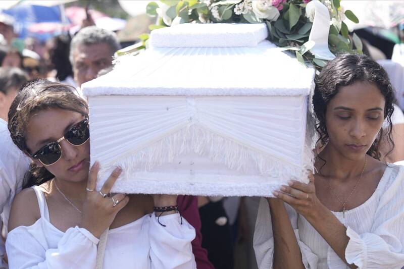 受害8岁女童卡蜜拉家属29日为其举办丧礼。（美联社）(photo:LTN)