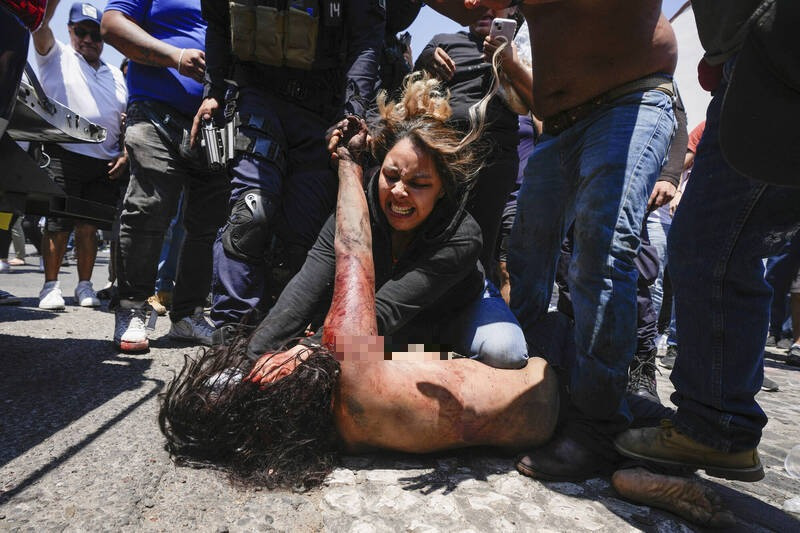 墨西哥塔斯科示威暴民当街殴死涉嫌撕票8岁女童的兇嫌。（美联社）(photo:LTN)