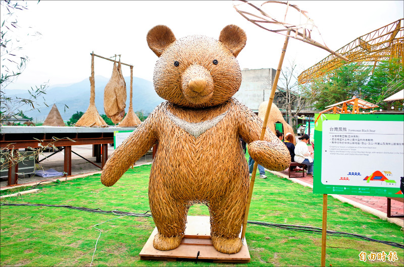 里山竹編動物台灣黑熊及後方的台灣狐蝠，走可愛路線。（記者花孟璟攝）