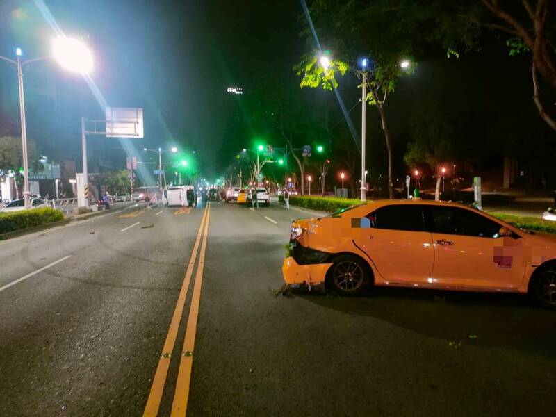 白色轎車未保持安全距離,追撞4輛計程車,白色轎車側翻,駕駛輕傷送醫。(民眾提供) 白色轎車未保持安全距離,追撞4輛計程車,白色轎車側翻,駕駛輕傷送醫。(民眾提供)