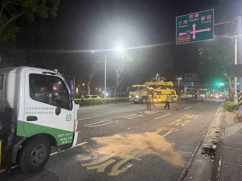 5車連環車禍造成中華三路近光復一街口一度無法通行,於清晨4點後排除。(民眾提供) 5車連環車禍造成中華三路近光復一街口一度無法通行,於清晨4點後排除。(民眾提供)