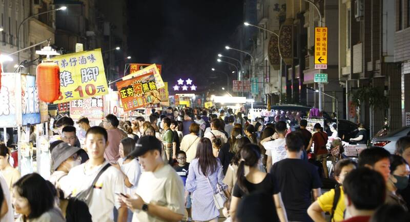 鄰近大港開唱的「週六限定」鹽埕埔夜市，人潮爆棚。（記者葛祐豪翻攝）