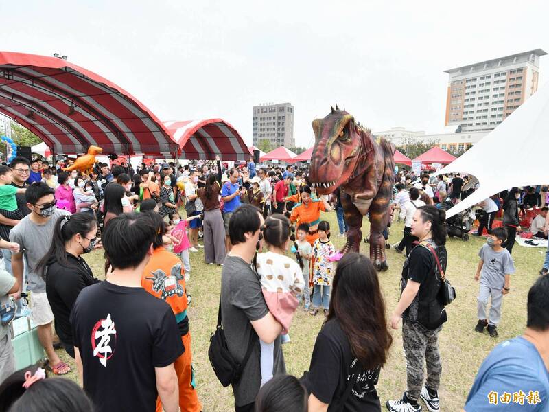 今天在鹿港的恐龍嬉遊記，現場有3公尺高的暴龍，與親子熱烈互動，歡笑聲不斷。（記者湯世名攝）