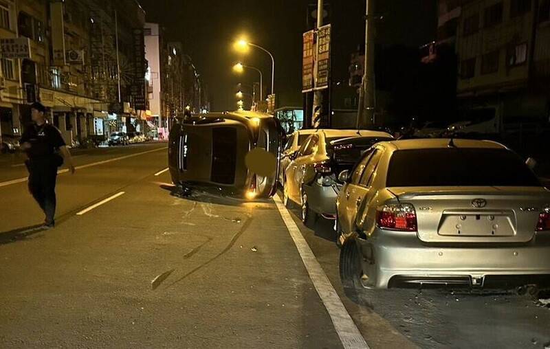 小轎車迴轉猛撞路邊3車後側翻（屏東警方提供）