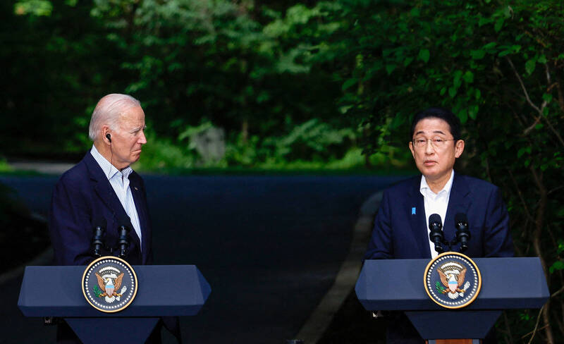 日本首相岸田文雄（右）去年8月访美，与美国总统拜登（左）、南韩总统尹钖悦会谈。（路透档案照）(photo:LTN)