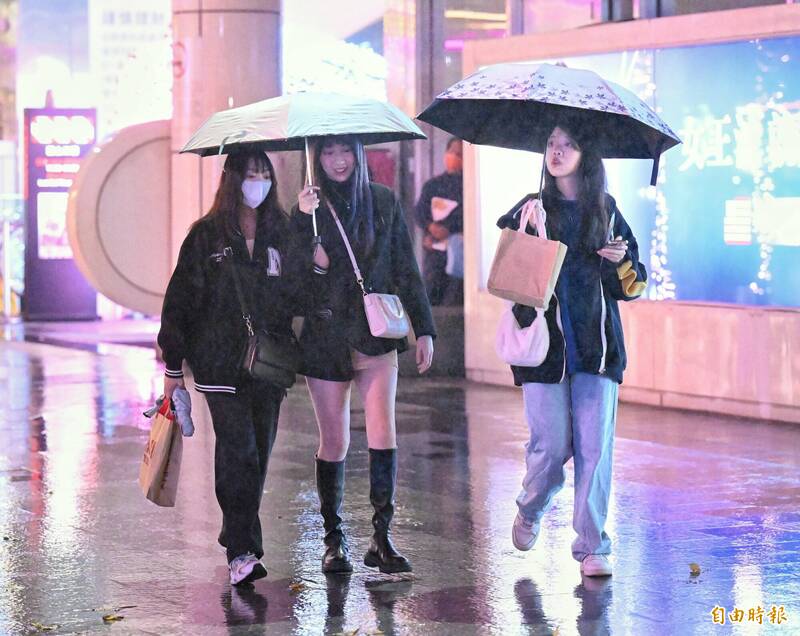 週一各地鋒面通過，中部以北、東北部地區有局部短暫陣雨或雷雨，南部、東半部地區有局部短暫陣雨。（資料照）