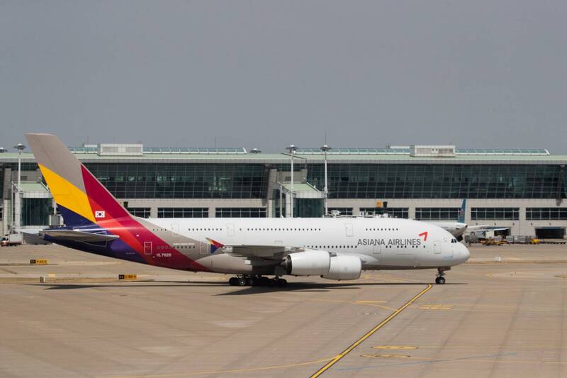 韓亞航空麗水機場飛首爾金浦航班，在起飛前客機引擎冒火隨即取消行程。（彭博）