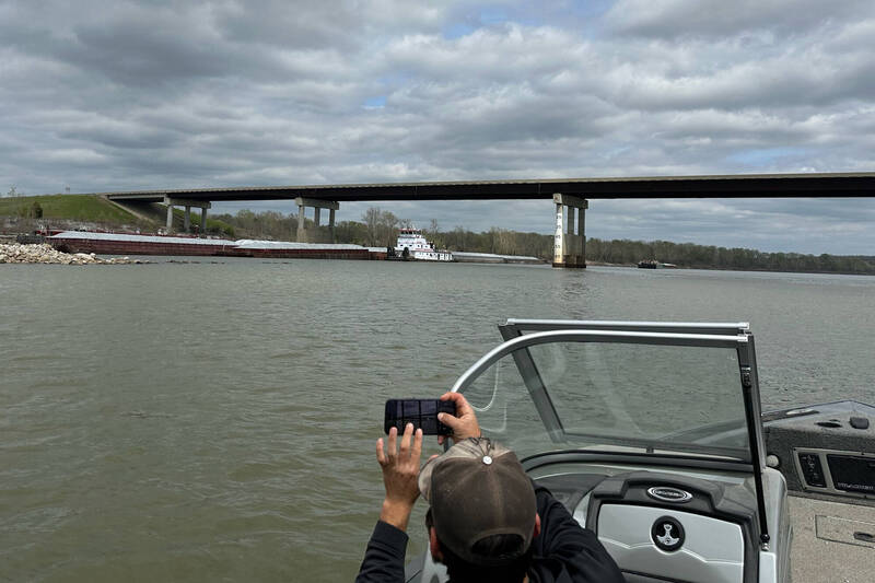 美国奥克拉荷马州萨利索（Sallisaw）当地一座横跨阿肯色河（Arkansas River）的大桥，30日遭一艘行经该处的船只撞上。（美联社）(photo:LTN)