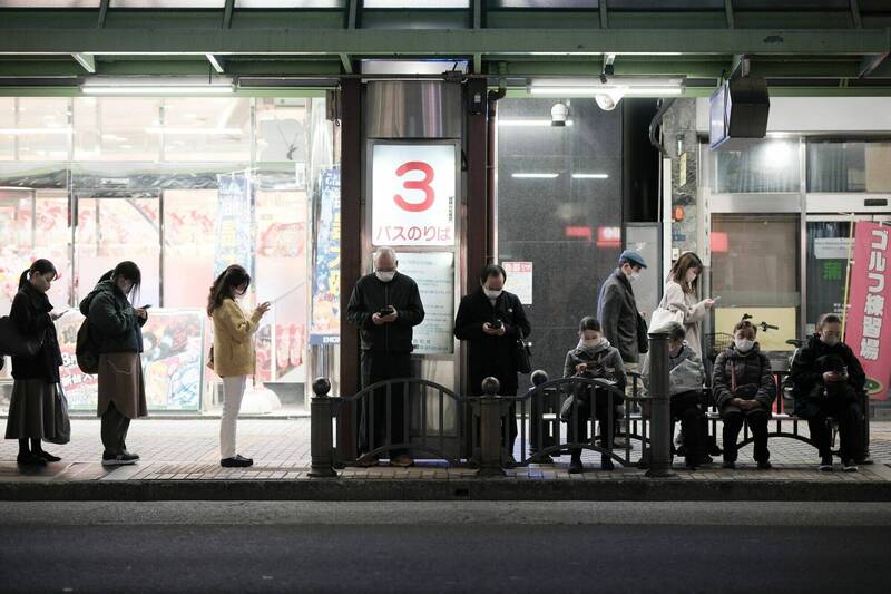 长工时成常态的日本驾驶行业，1日开始执行「加班上限」规定。图为东京大田区一处公车站牌的通勤人潮。（彭博）(photo:LTN)
