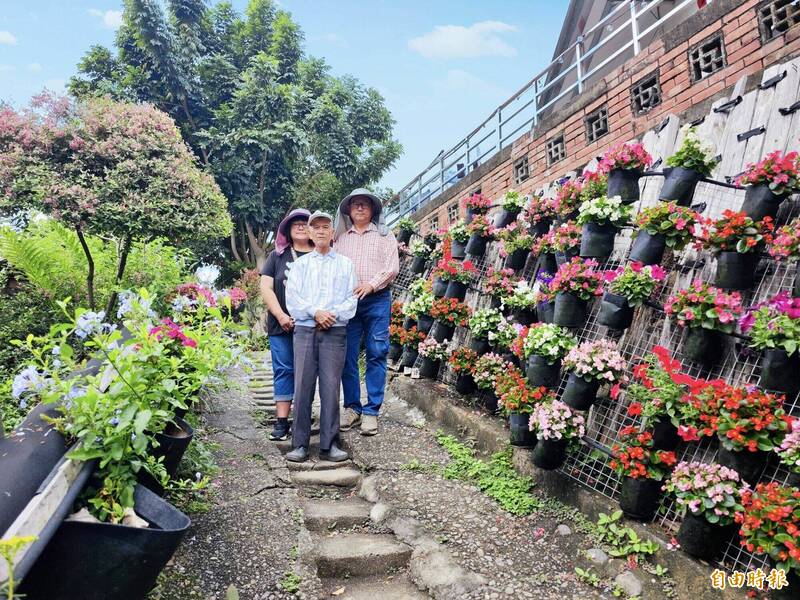 张仲毅跟老婆（后两人）利用园艺治疗方式帮父亲复健，将屋外的阶梯种满五颜六色的花卉，结果意外爆红。（记者陈冠备摄）(photo:LTN)