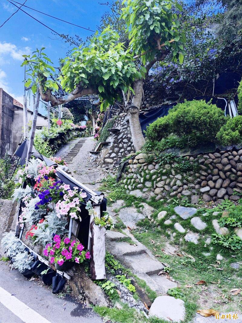 员林百果山「疗癒的阶梯」阶梯长近30公尺，约有60个石阶，阶梯旁种满五颜六色花卉，景色动人，成为员林新的打卡秘境。（记者陈冠备摄）(photo:LTN)