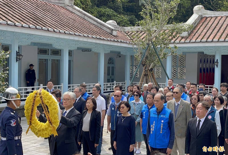 國民黨副主席夏立言（左）率黨務主管前往慈湖陵寢謁陵，表達追思。（記者李容萍攝）
