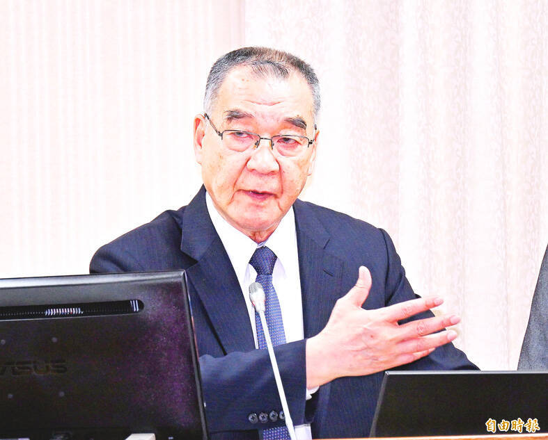 
Minister of National Defense Chiu Kuo-cheng speaks at a meeting of the legislature’s Foreign and National Defense Committee in Taipei yesterday.
Photo: Fang Pin-chao, Taipei Times