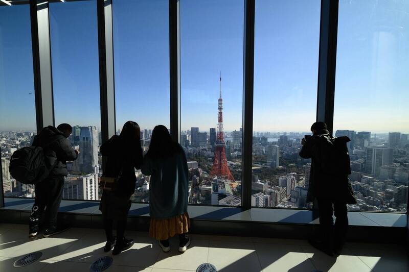 全日本最高摩天大楼「麻布台之丘 Azabudai Hills」33楼、34楼的免费观景台，可以近距离一览无遮蔽东京铁塔视角，备受旅客喜爱。（彭博资料照）(photo:LTN)
