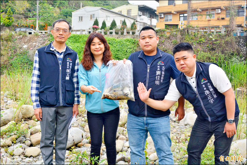 頭汴坑溪上游前天又發現死魚，市議員黃佳恬 （左二）等人撈起要求查明死因。（記者陳建志攝）