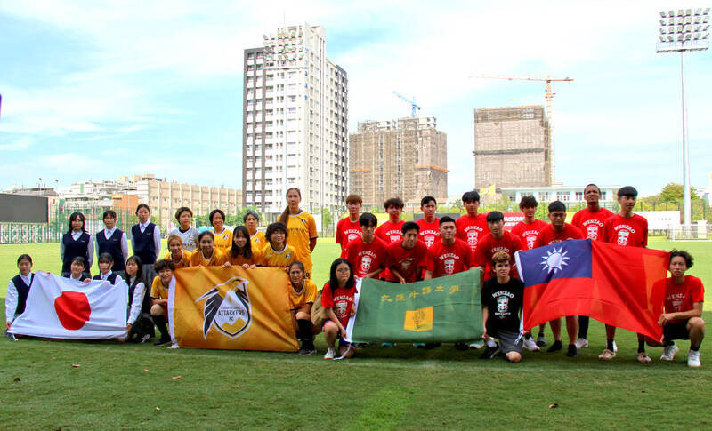 高雄ATTACKERS FC、文藻外語大學、大阪女學院三方球員相見歡。(柏文健康事業提供)
高雄ATTACKERS FC、文藻外語大學、大阪女學院三方球員相見歡。(柏文健康事業提供)
